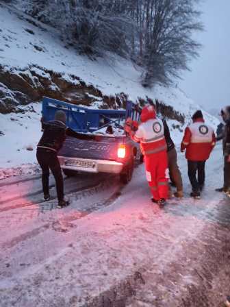 امدادرسانی عوامل امدادی هلال احمر در محورهای کوهستانی سیاهکل به دیلمان