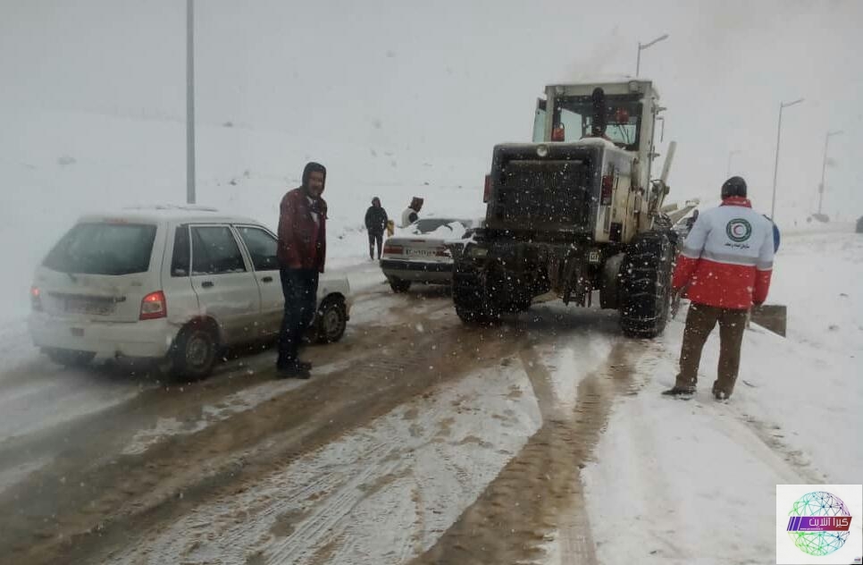 امدادرسانی عوامل امدادی جمعیت هلال احمر به خودروهای گرفتار شده ناشی از برف در محور سیاهکل به دیلمان