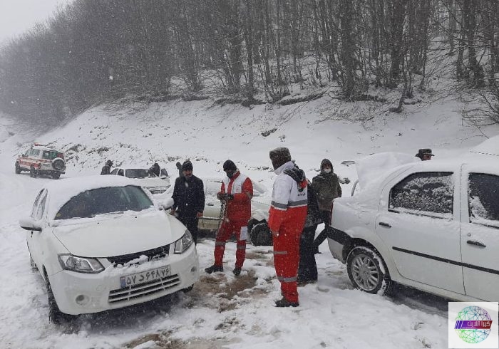 امدادرسانی عوامل هلال احمر به خودروهای گرفتار شده در محور های کوهستانی گیلان