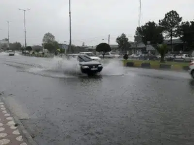 تلاش مدیران مناطق، رؤسای نواحی و اکیپ‌های اجرایی جهت رفع آبگرفتگی و انسداد معابر در مناطق پنجگانه شهر رشت