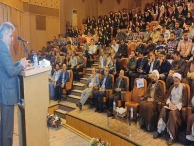 اعتماد به توانمندی و مدیریت دانشجویان باید همواره مورد توجه قرار گیرد