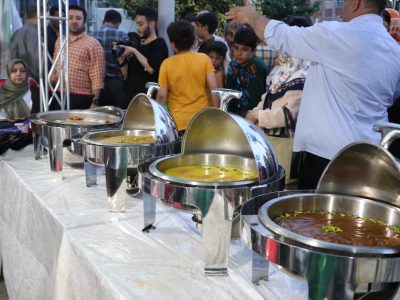 برپایی میز خوراک “یوم الطعام” در شهر رشت،اولین شهر خوراک جهان در یونسکو در پیاده راه فرهنگی شهدای ذهاب/ مردم رشت مهمان سفره امیرالمومنین(ع) شدند+تصاویر